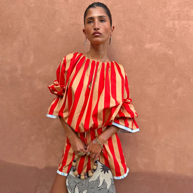 Blusa Tomato Stripe rossa e cammello con maniche voluminose, in un set coordinato con shorts abbinati.