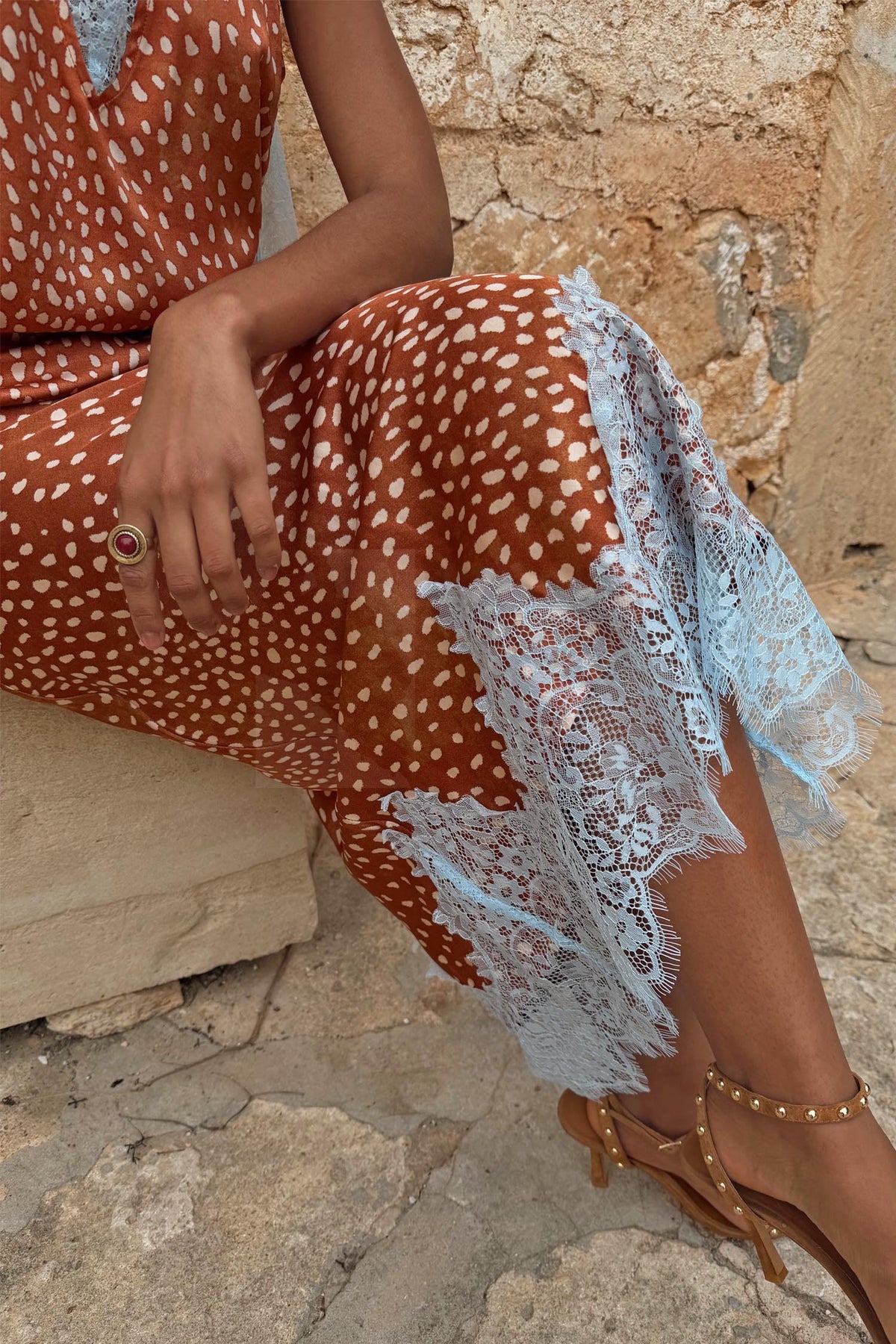 Gonna midi Maeva con stampa fawn ruggine e pizzo azzurro, indossata con sandali borchiati.