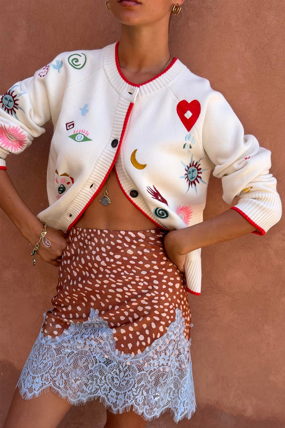 Cardigan bianco Morocco Charms Cheryl con ricami colorati; la modella alta 162 cm indossa la taglia S.