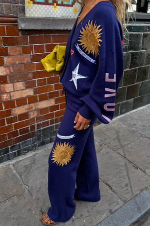 Model is 5ft5” and wears size M