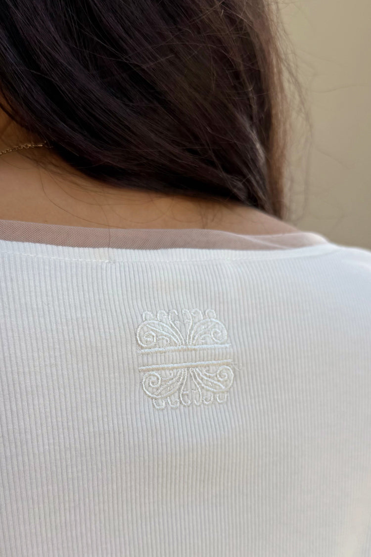 Dettaglio ricamato tono su tono sul retro della t-shirt a costine bianca White Teddy.