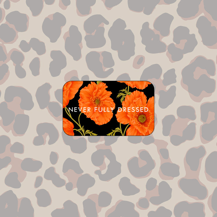 e-Voucher floreale Never Fully Dressed con papaveri arancioni su sfondo leopardato grigio neutro.