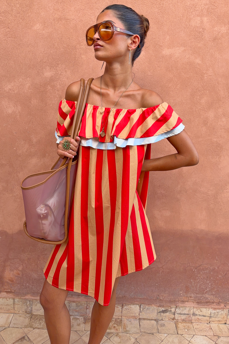 Mini abito Tomato Stripe a righe rosse e cammello con scollo a volant multi-wear e borsa da spiaggia.