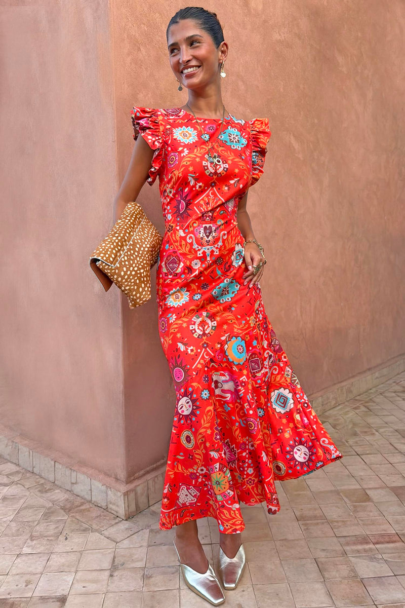 Abito midi Frida Tomato Tapestry rosso con motivi solari, fiori e vistose maniche a volant.
