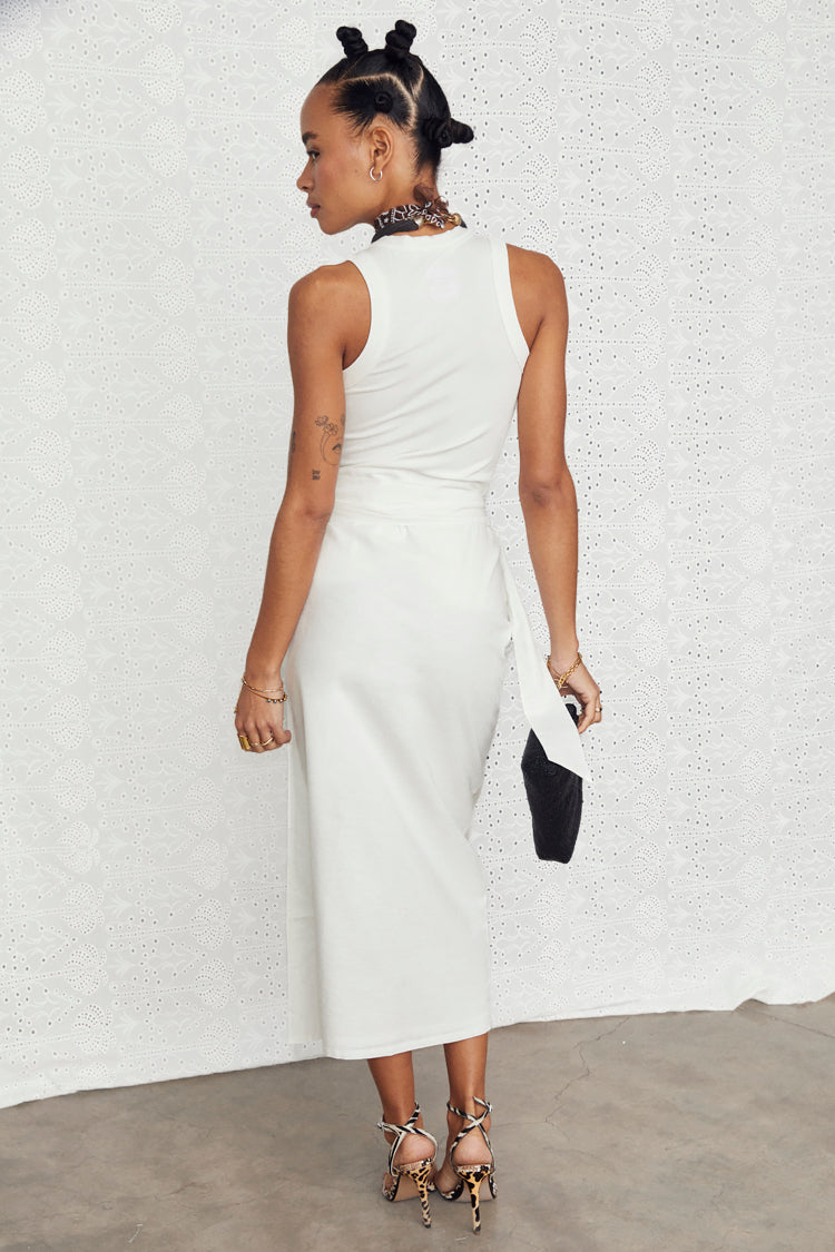 caption_Model wears White Linen Jaspre Skirt in UK size 10/ US 6