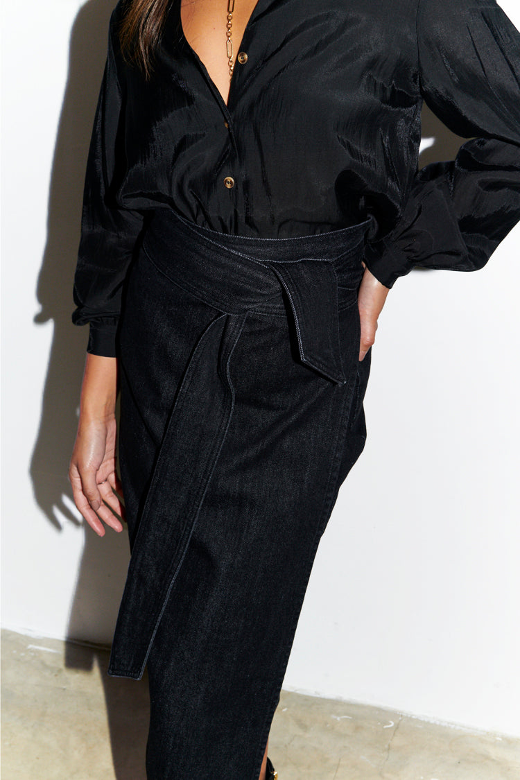 caption_Model wears Black Denim Jaspre Skirt in UK size 10/ US 6