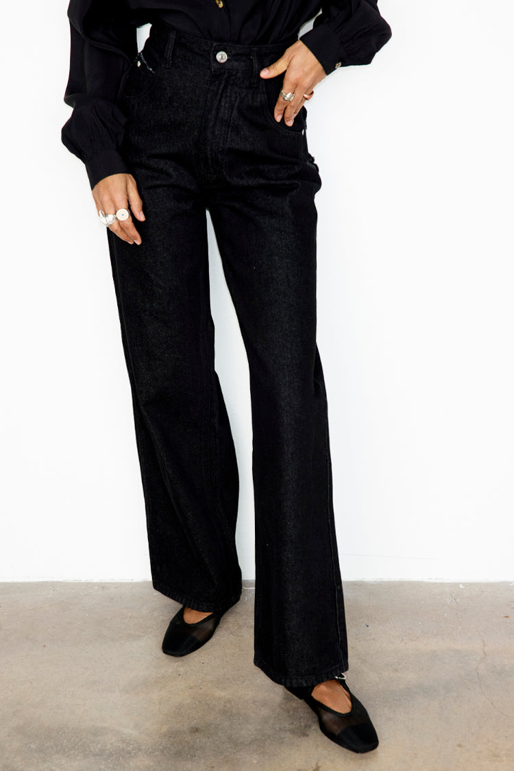 caption_Model wears Black Scallop Detail Jeans in UK size 10/ US 6