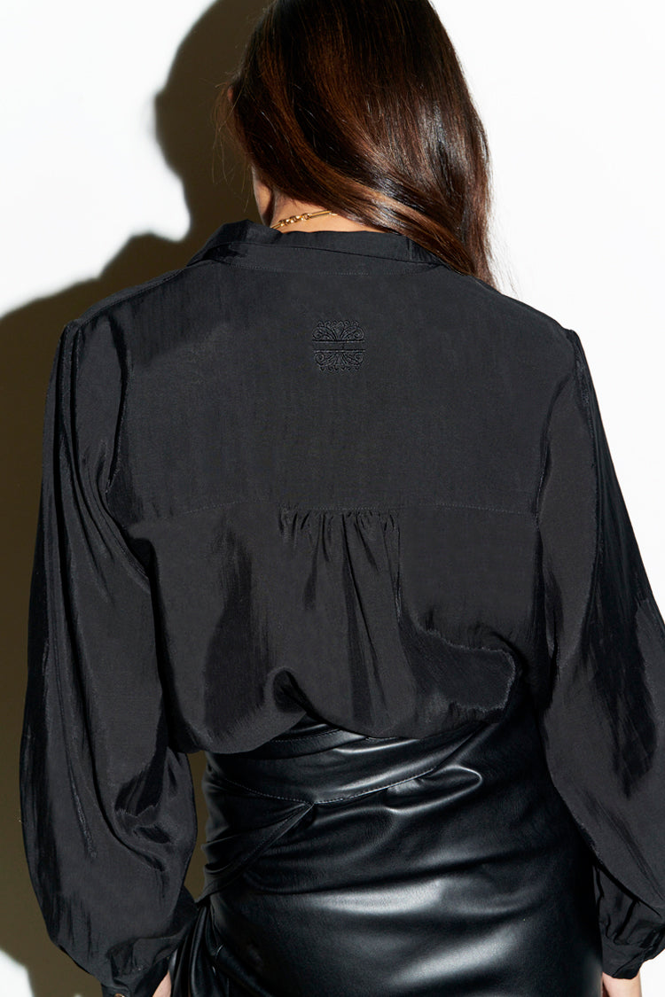 caption_Model wears Black Miley Shirt in UK size 8/ US 4