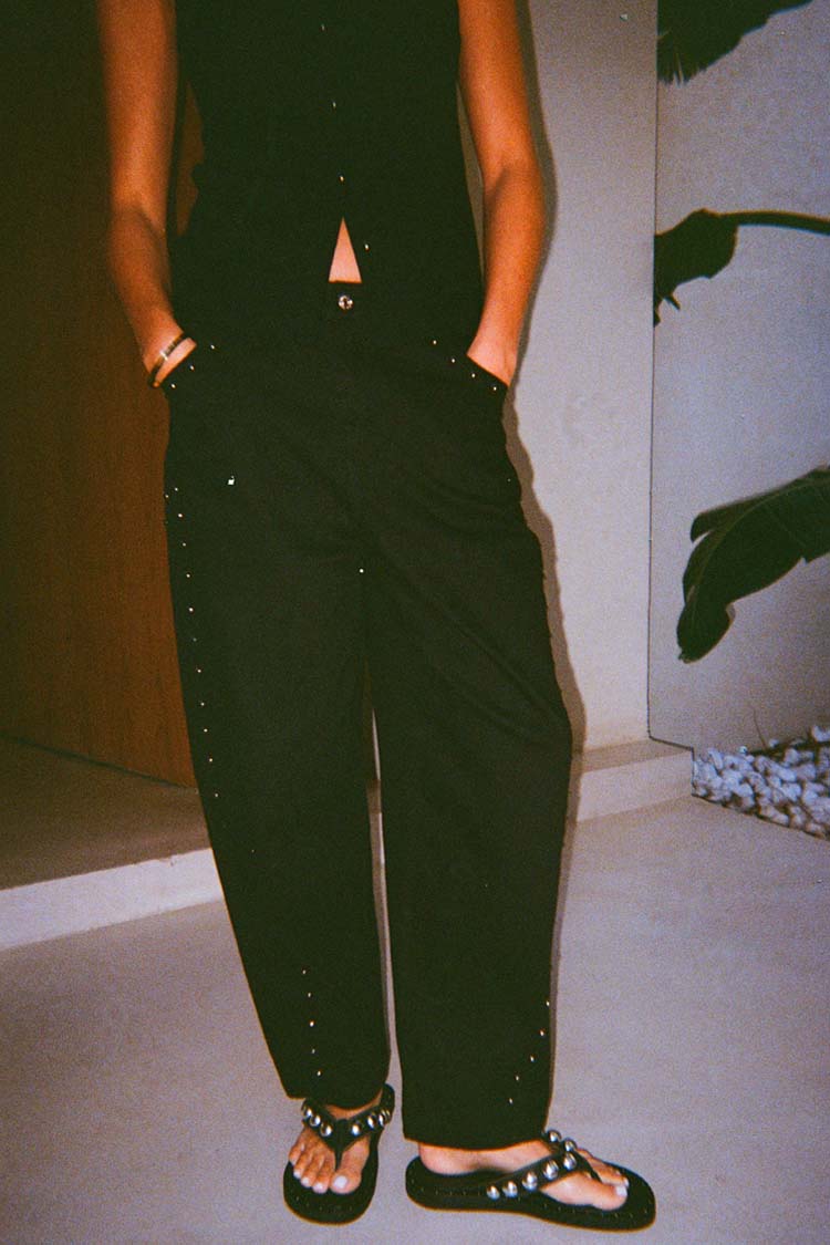 Jeans barrel neri con borchie indossati da una modella alta 170 cm (taglia UK 8 / US 4).