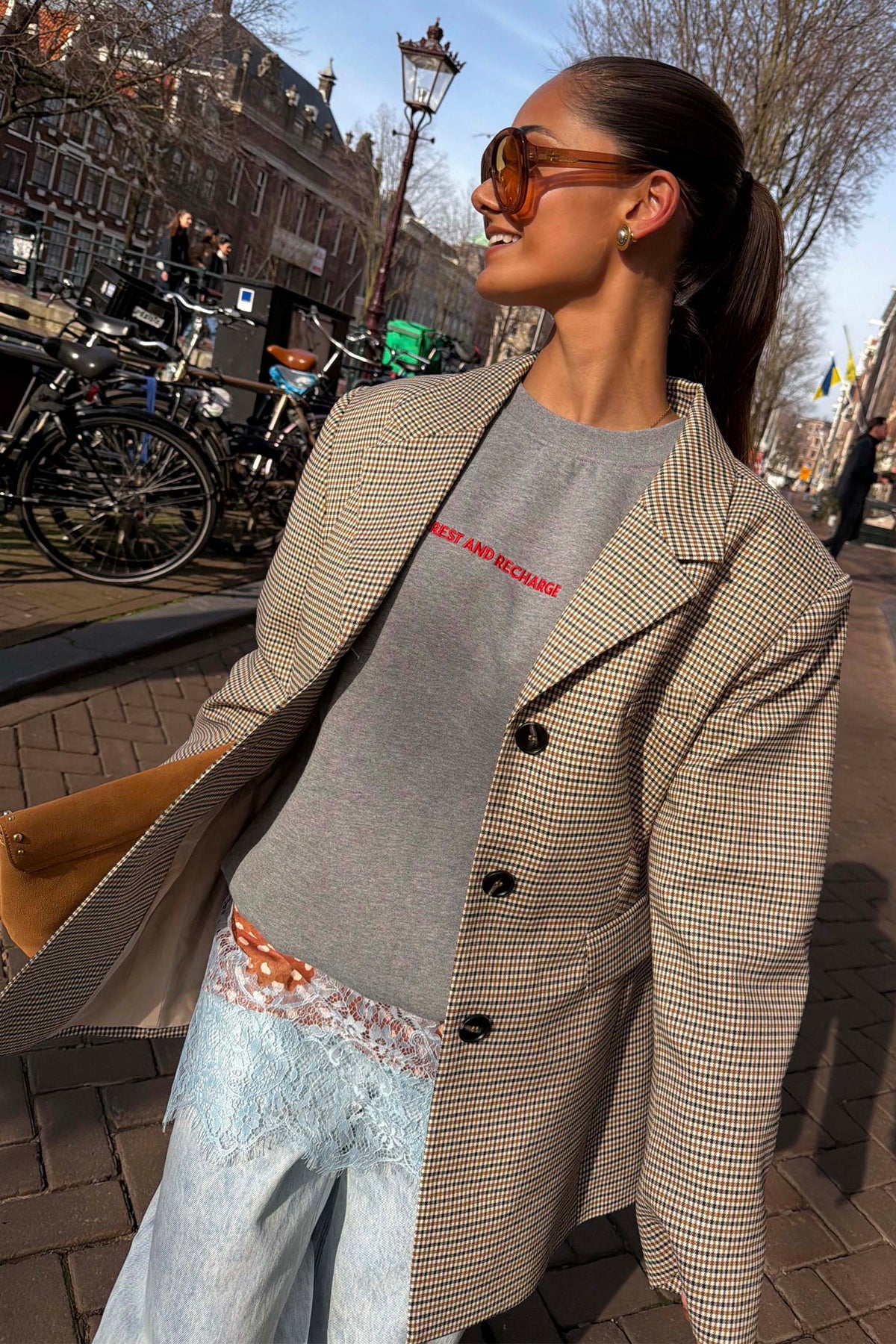 Blazer a quadri gialli e neri su una felpa grigia con scritta per un look London street style.