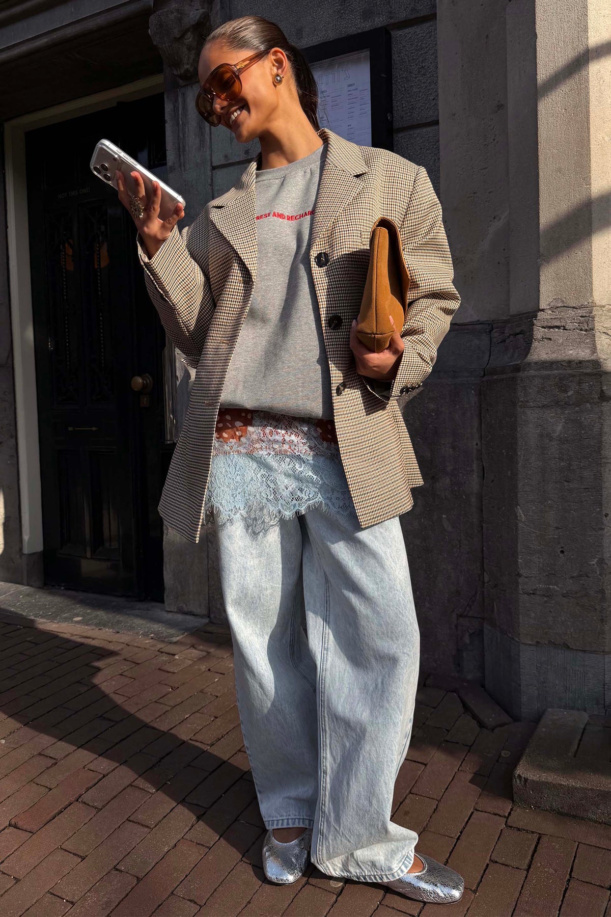Blazer doppiopetto a quadri Vichy gialli con felpa e jeans a gamba larga per un look street style.