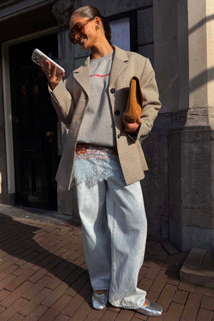 Blazer doppiopetto a quadri Vichy gialli con felpa e jeans a gamba larga per un look street style.