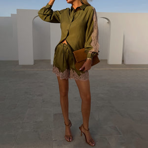 Pantaloncini in pizzo verde oliva e rosa in un look coordinato con camicia e sandali.