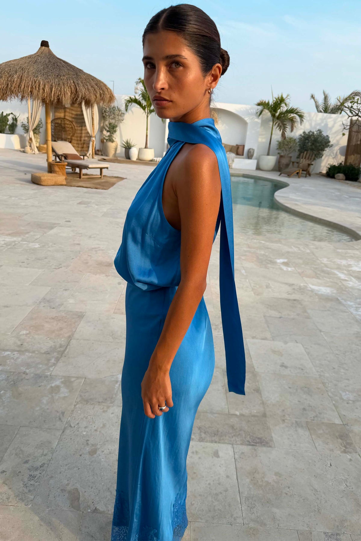 Top Cobalt Lily blu cobalto con dettaglio a foulard su modella (162 cm, taglia UK 6/US 2) a bordo piscina.