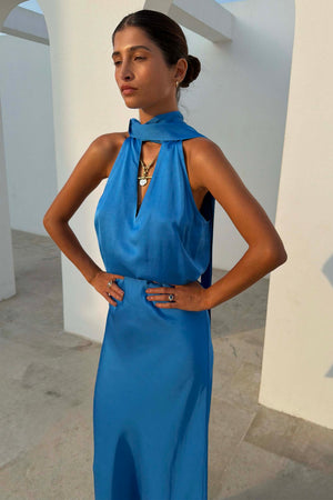 Top Cobalt Lily blu cobalto satinato con scollo a incrocio, modella alta 162 cm taglia 38.