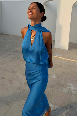 Top Cobalt Lily blu cobalto con scollo all'americana in raso, indossato con gonna coordinata.