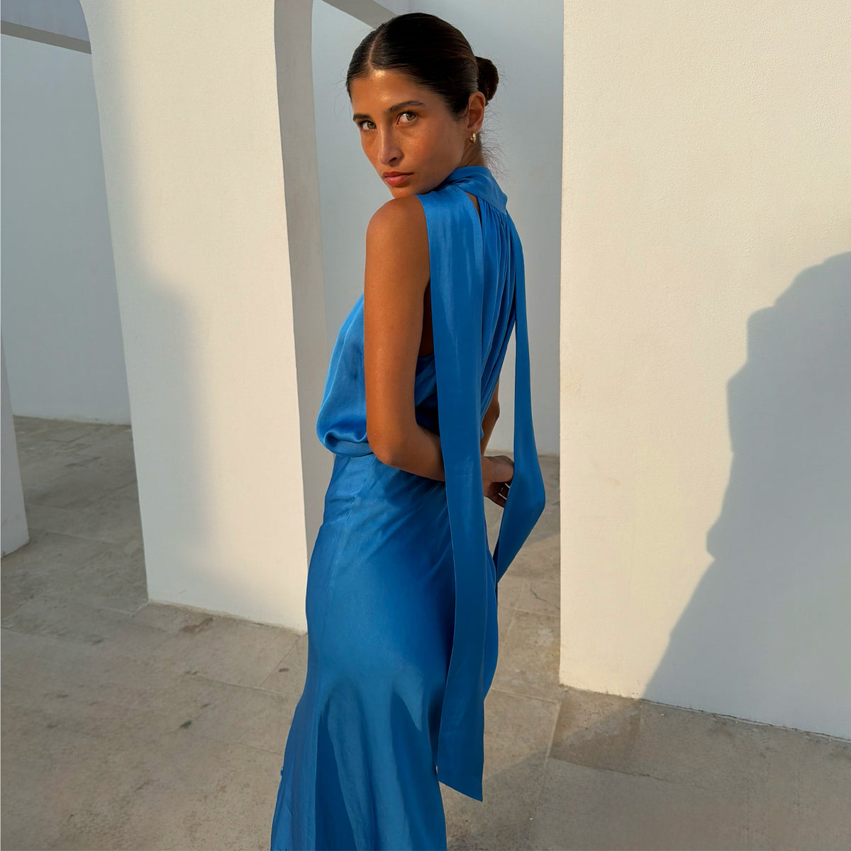 Top Cobalt Lily in satin blu cobalto con lungo dettaglio al collo e gonna coordinata.