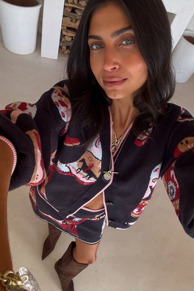 Cardigan Navy Cowboy Boots con stampa western, gonna coordinata e stivali marroni in un selfie.