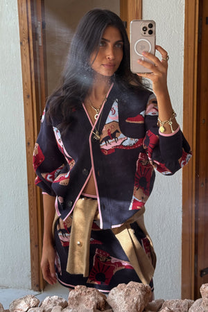 Cardigan Navy Cowboy Boots e gonna coordinata su modella alta 5ft7” (taglia M) in un selfie allo specchio.