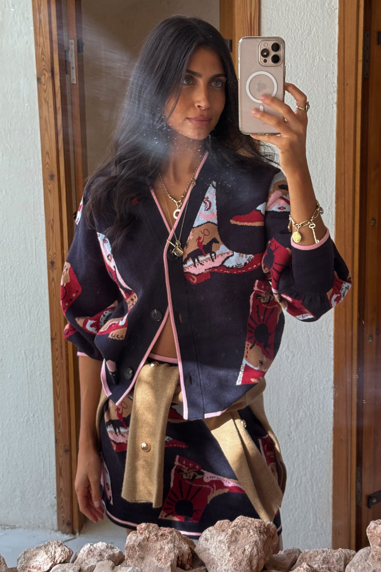 Cardigan Navy Cowboy Boots e gonna coordinata su modella alta 5ft7” (taglia M) in un selfie allo specchio.
