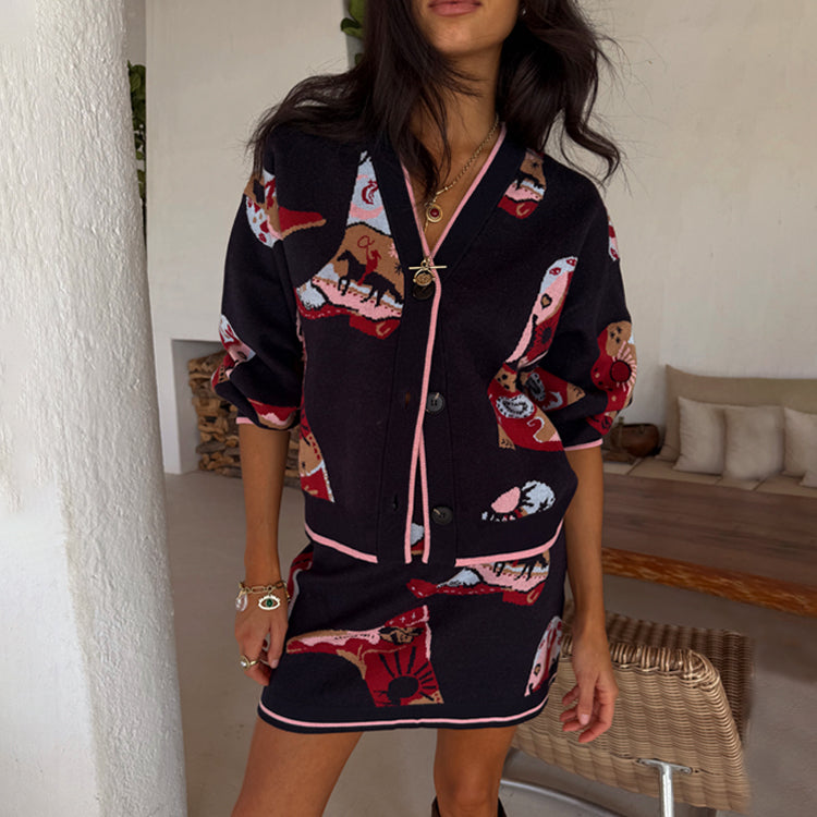 Cardigan Navy Cowboy Boots blu con stampa western e gonna coordinata indossato da una modella.