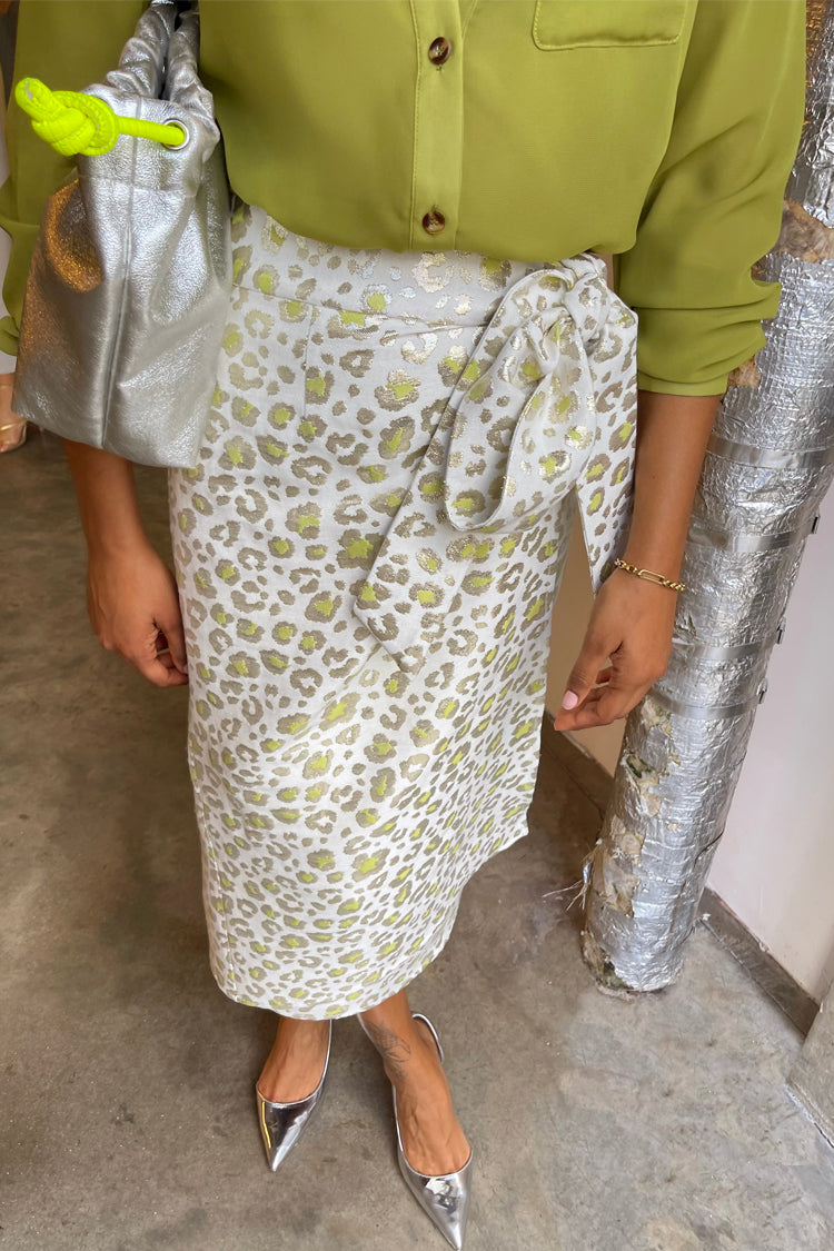 caption_Model wears Cream And Lime Animal Jacquard Jaspre Skirt in UK 8 / US 4