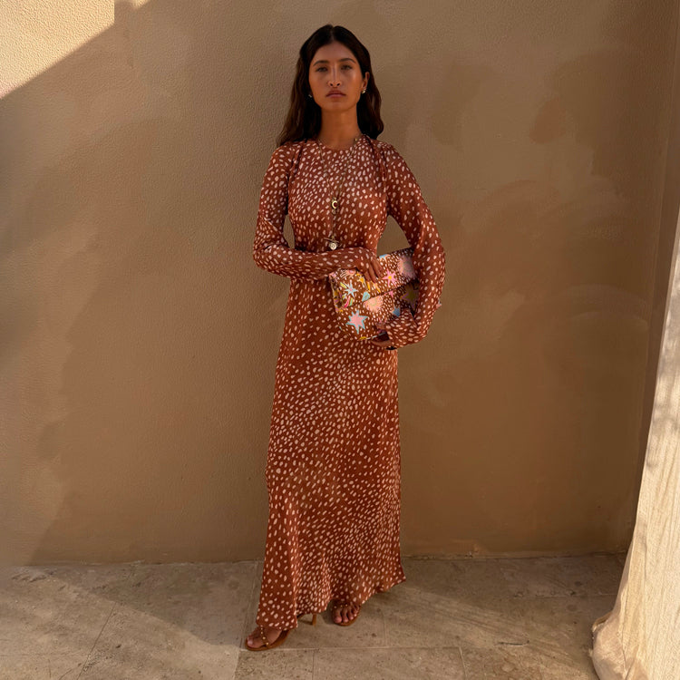 Abito maxi Fawn Soho con stampa cerbiatto marrone e crema e maniche lunghe.