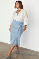 Thumbnail for caption_Model wears Denim Jaspre Skirt in UK size 18 / US 14  