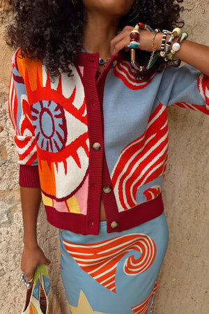 Cardigan Martha con vivace stampa Dolce Vita e bottoni, abbinato a gonna azzurra coordinata.
