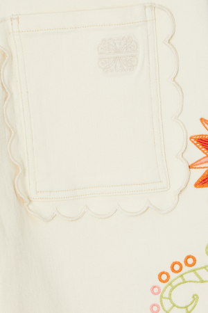 Jeans Ecru Enchanted Scallop con dettaglio tasca smerlata, logo NFD ricamato e motivi colorati.
