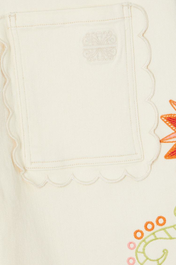 Jeans Ecru Enchanted Scallop con dettaglio tasca smerlata, logo NFD ricamato e motivi colorati.