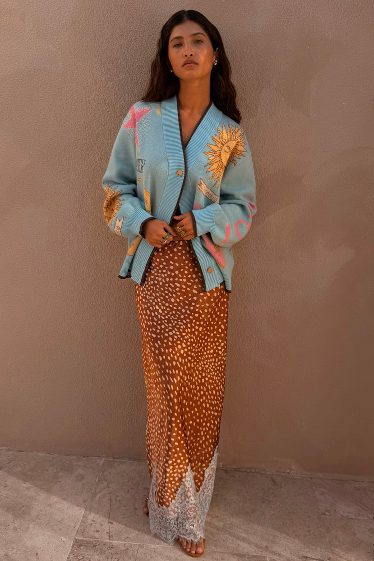 Gonna midi Maeva stampa fawn e pizzo con cardigan azzurro, su modella alta 163 cm (taglia 6 UK).