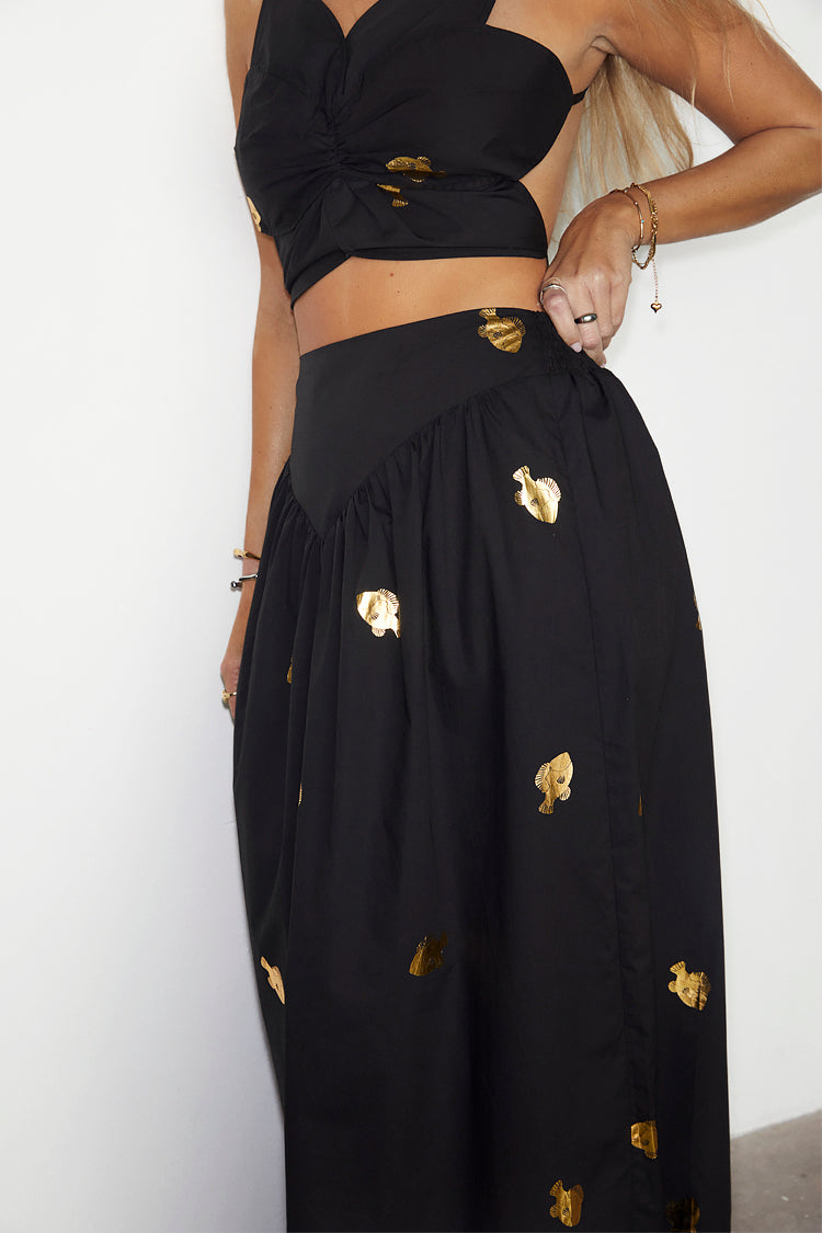 caption_Model wears Black Marra Skirt With Gold Fish Fleck in UK size 10/ US 6