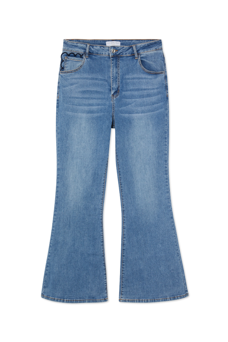 Jeans flare Blue Denim Scallop con silhouette anni '70 e ricamo smerlato sulla tasca.