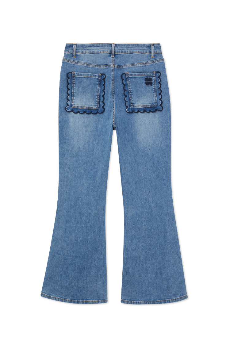 Jeans in denim blu a zampa con tasche posteriori dal bordo smerlato blu scuro in stile anni '70.