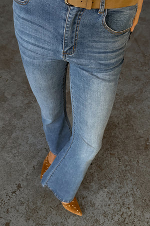 Jeans Flare Scallop in denim blu con gamba a zampa stile anni '70 e lavaggio sbiadito.