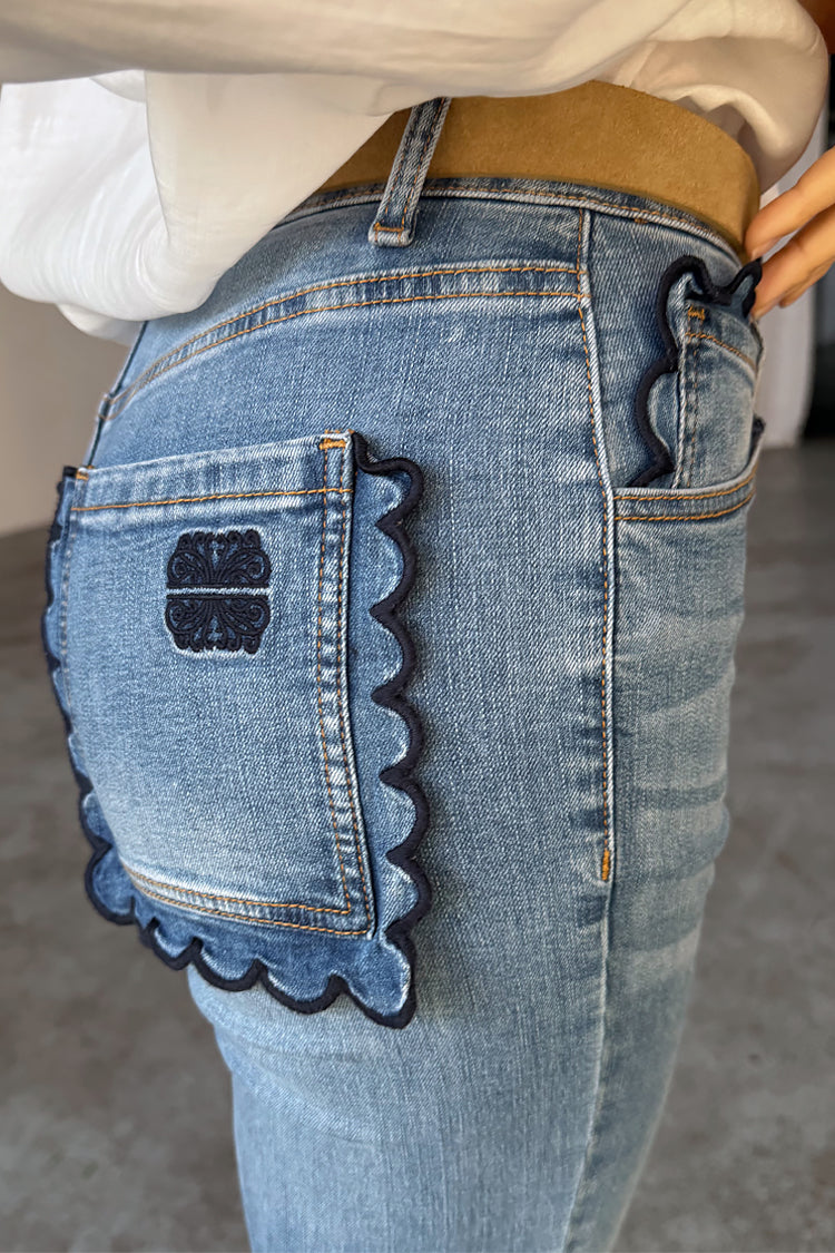 Jeans NFD Denim Flare blu con tasche posteriori smerlate blu scuro e logo ricamato.