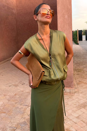 Gilet Olive Bubble con zip in morbido satin kaki, con maxi tasche a toppa e design d'ispirazione utility.
