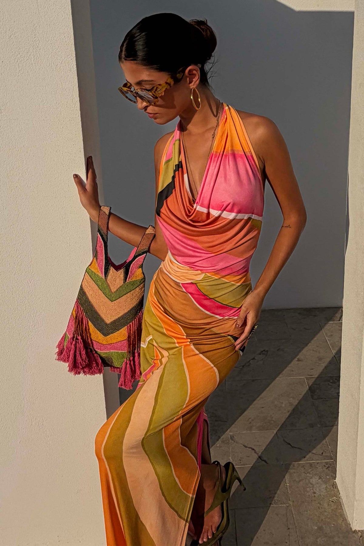 Abito Sabine con stampa astratta verde e rosa e scollo all'americana, abbinato a borsa con nappine.