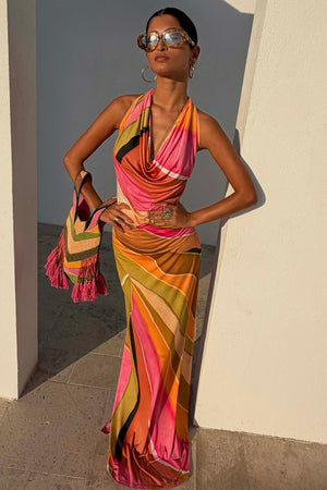 Abito Green Abstract Sabine con stampa rosa e verde; la modella alta 162 cm indossa la taglia UK 6.
