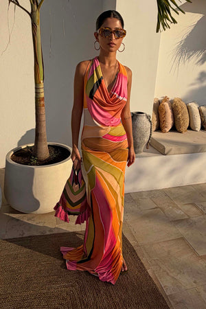 Abito lungo Sabine con stampa astratta verde e rosa indossato da una modella alta 162 cm in taglia UK 6.
