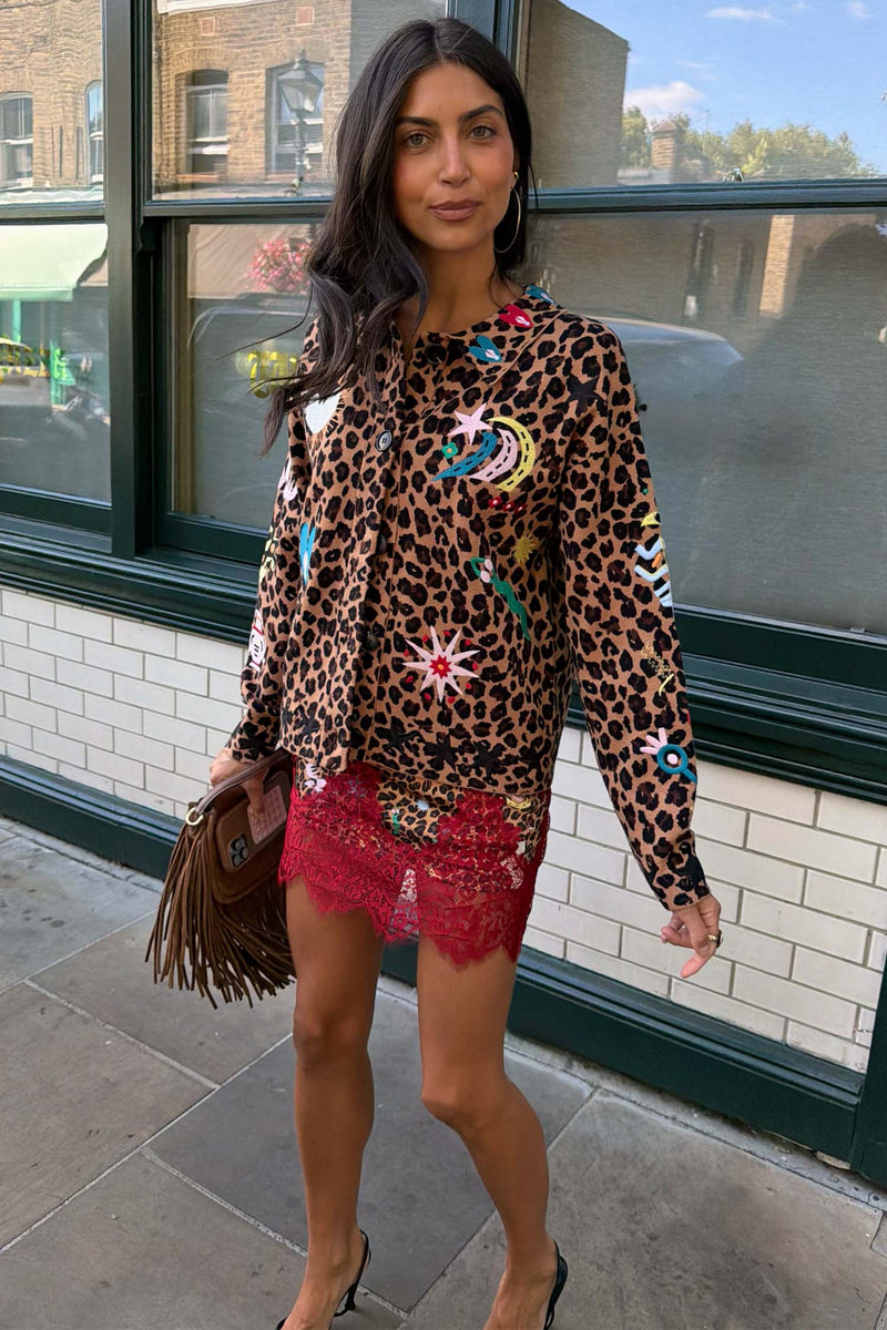 Model is 5ft7” and wears size M