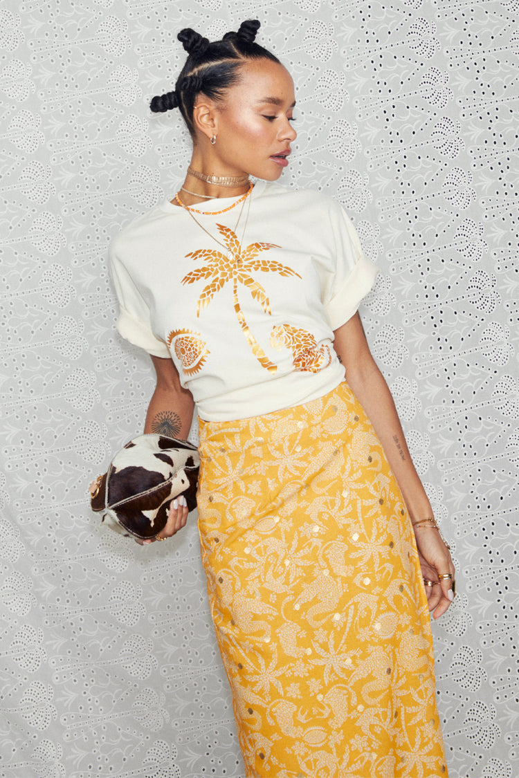 caption_Model wears Cream and Gold Mosaic Leopard T-Shirt in UK size 10/ US 6