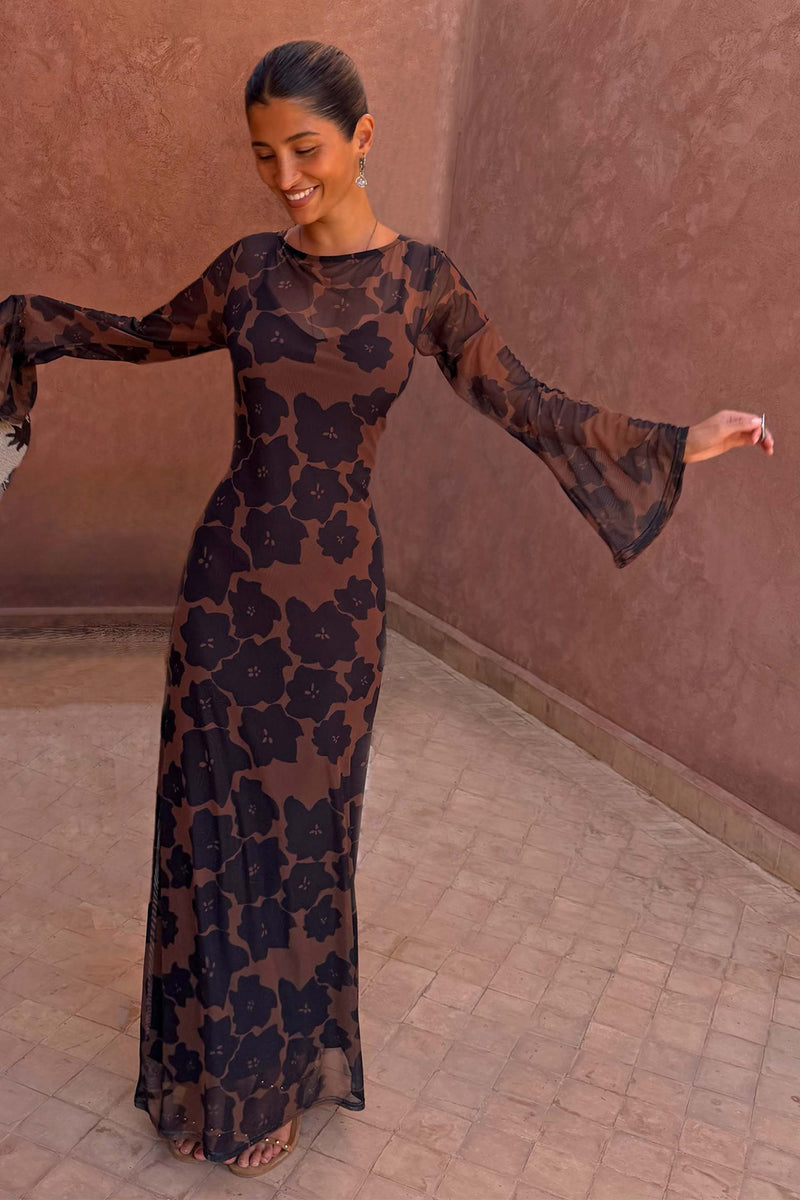 Abito Tan Jaden Floral Mesh con maniche lunghe svasate, scollo alto e stampa a fiori su una modella.