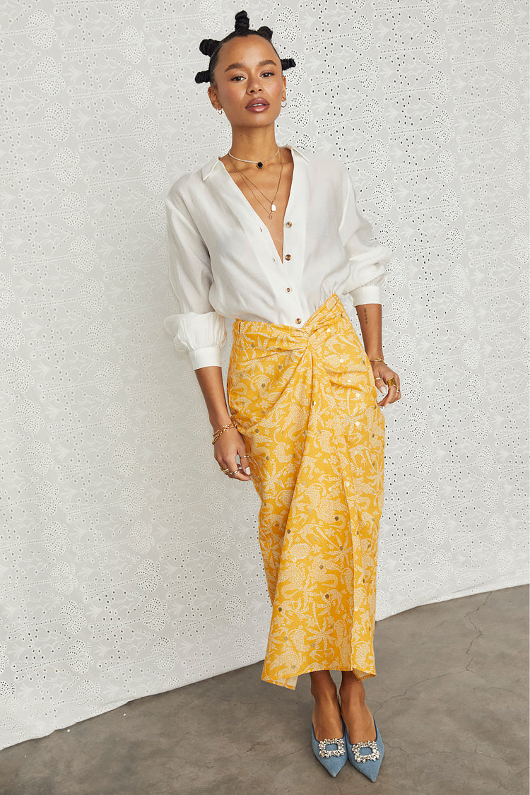  caption_Model wears Yellow Mosaic Maxi Jaspre Skirt in UK size 10/ US 6