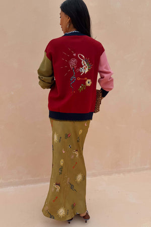 Cardigan Mystical Martha rosso con ricami mistici sul retro; la modella è alta 170cm e indossa la taglia M.