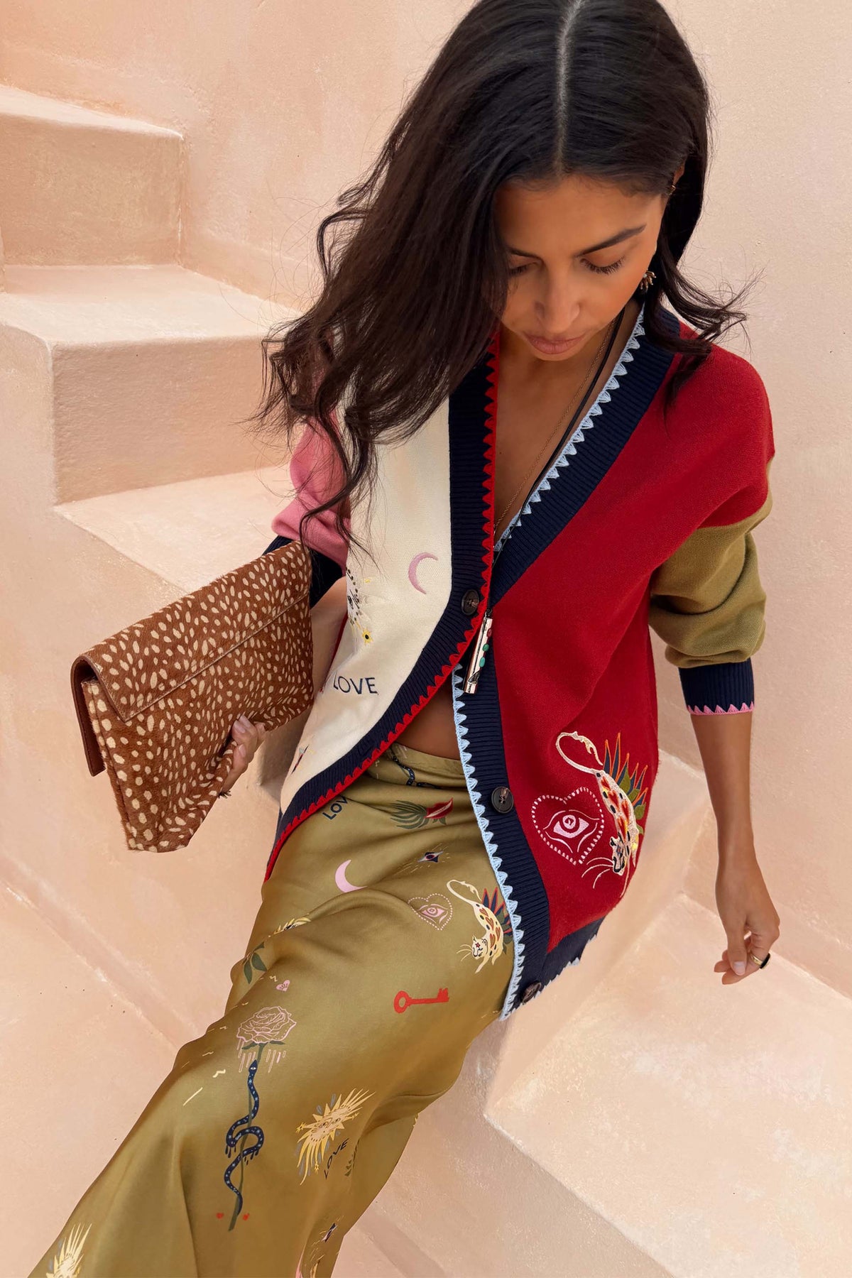 Cardigan Mystical Martha color-block con ricami e gonna in seta; modella alta 170 cm in taglia M.
