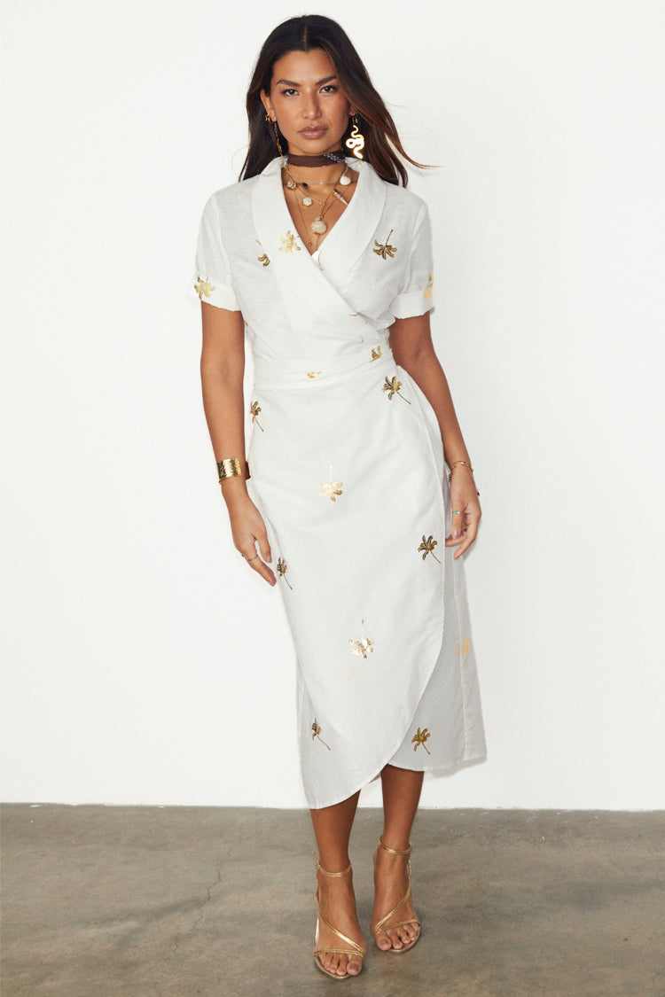 caption_Model wears White Cotton Linen Brooklyn Dress With Gold Fleck in UK size 10/ US 6