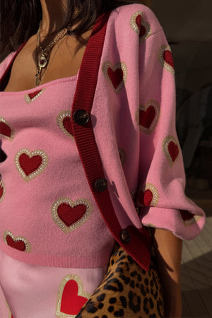 Canotta in maglia Pink Hearts e cardigan coordinato rosa e rosso con dettaglio stampa leopardata.