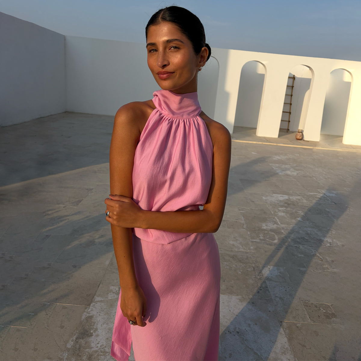Top Billie rosa a collo alto in un set coordinato, ideale per un look da invitata a un matrimonio.